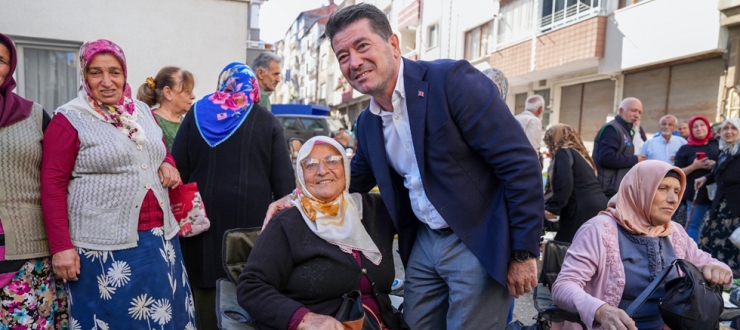 BAŞKAN KAYA, PAZARDAKİ KÖYLÜ ÜRETİCİLERE SANDALYE DAĞITTI