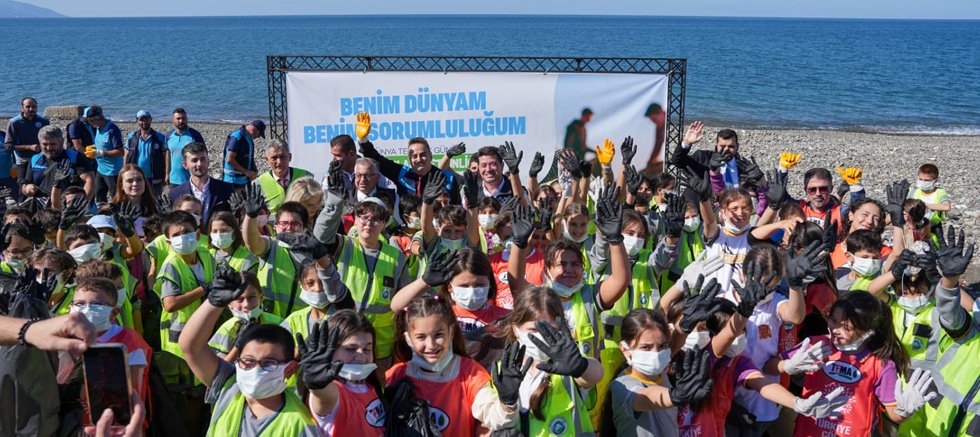 BAŞKAN KAYA, TEMİZLİK GÜNÜNDE ÇOCUKLARLA EL ELE ÇÖP TOPLADI