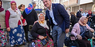 BAŞKAN KAYA, PAZARDAKİ KÖYLÜ ÜRETİCİLERE SANDALYE DAĞITTI