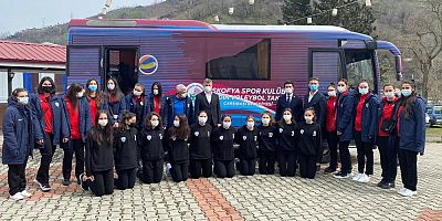 Ekrem ve Dilek İmamoğlu çiftinden Trabzon takımına otobüs hediyesi !