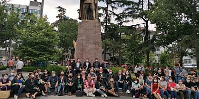 Meydan’da Avukatlar Oturma Eylemi Yaptı !