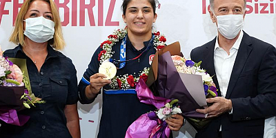 Olimpiyat şampiyonu Busenaz Sürmeneli’yi Ağaoğlu Karşıladı !