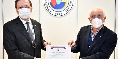 TOBB Başkanı Hisarcıklıoğlu'na Trabzonspor Onur Üyeliği Belgesi !