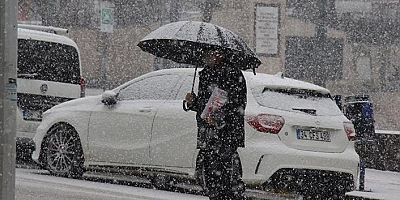 Trabzon Merkezinde Kar Yağışı Başladı 